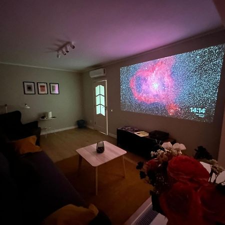 Stylish Apartment With Video Projector Bukares Bagian luar foto