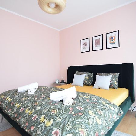Stylish Apartment With Video Projector Bukares Bagian luar foto
