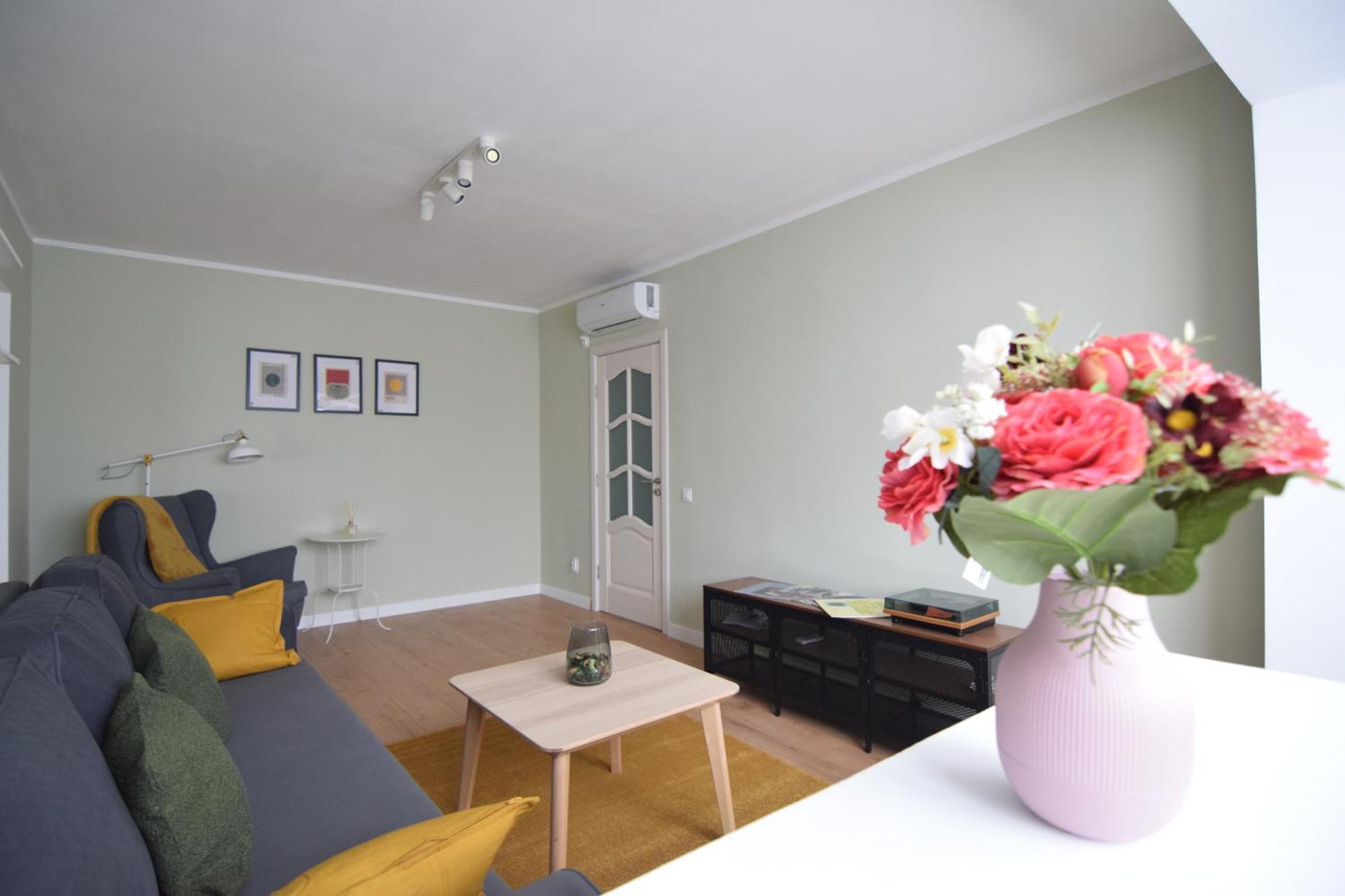 Stylish Apartment With Video Projector Bukares Bagian luar foto