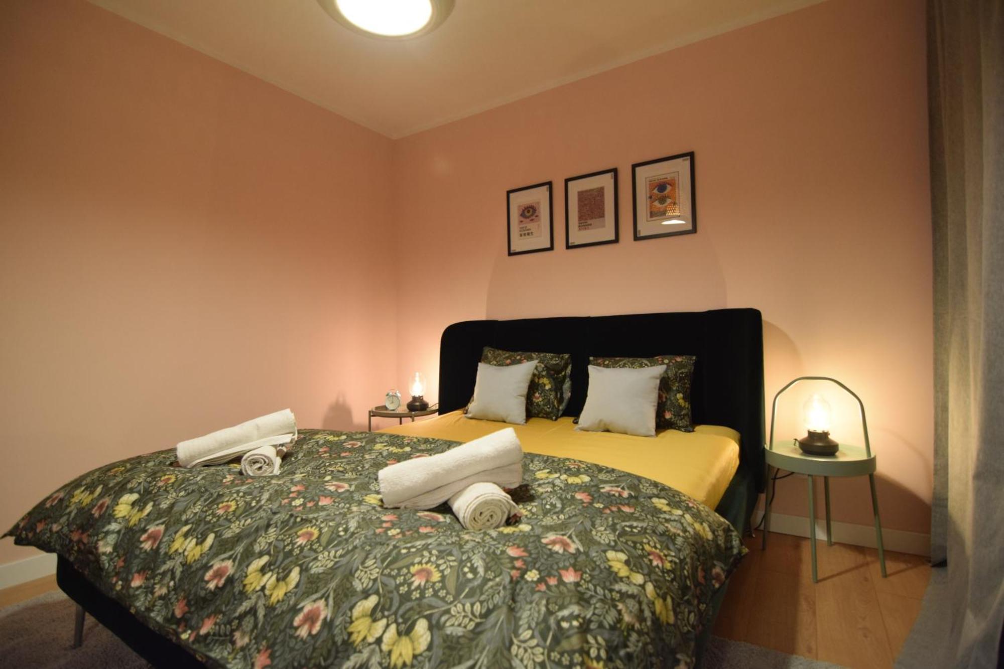 Stylish Apartment With Video Projector Bukares Bagian luar foto