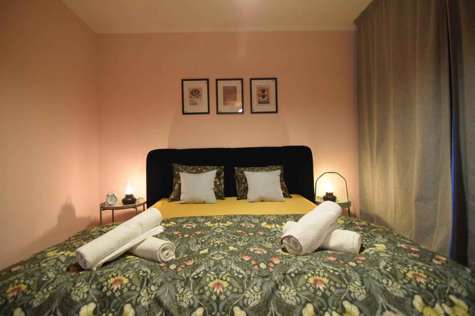 Stylish Apartment With Video Projector Bukares Bagian luar foto