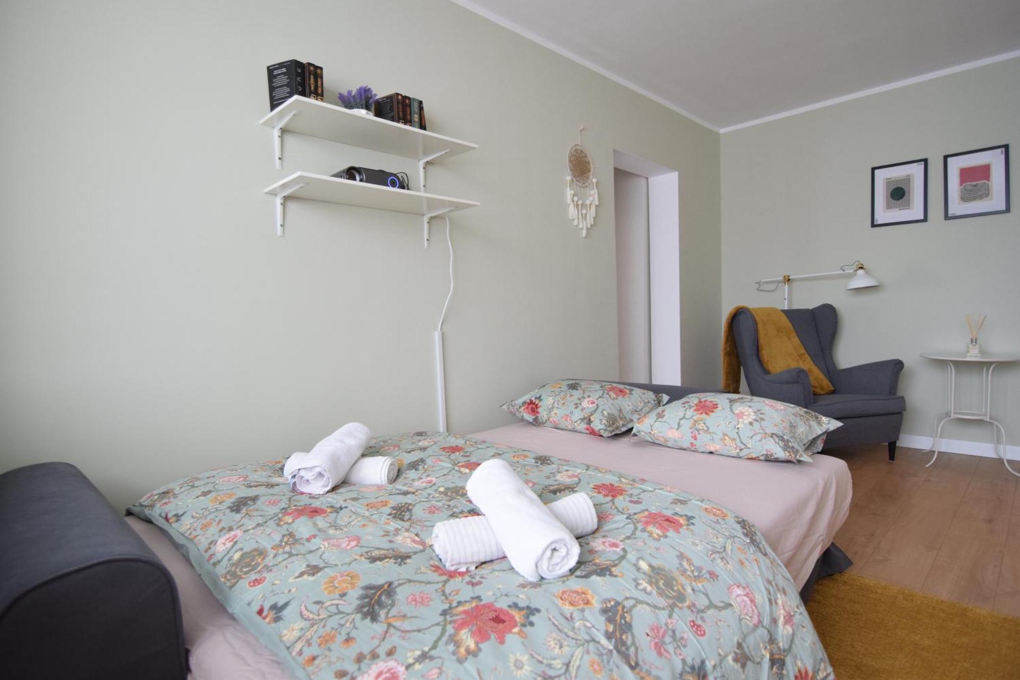 Stylish Apartment With Video Projector Bukares Bagian luar foto